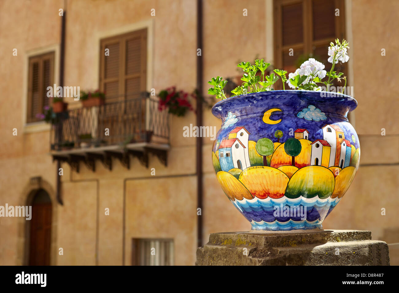 Ceramiche siciliane come decorazione in città vecchia Sciacca, Sicilia, Italia Foto Stock