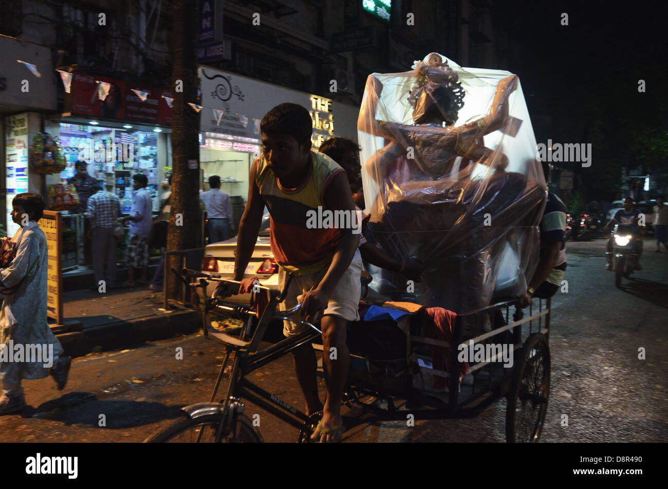 Un ciclo di risciò porta conducente la statua della dea Kali, Calcutta, India Foto Stock
