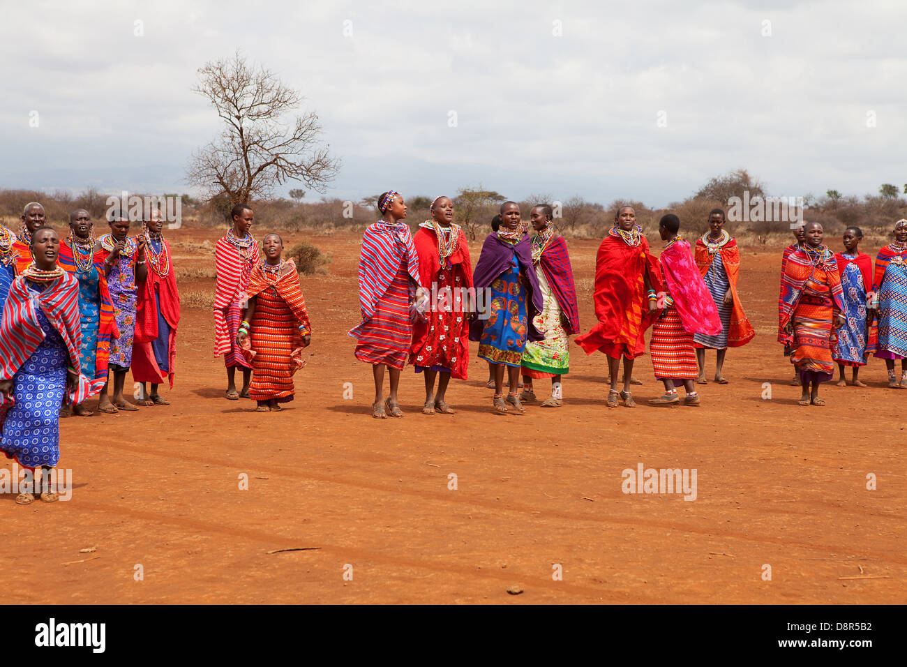 Masai donna facendo danza di benvenuto Foto Stock