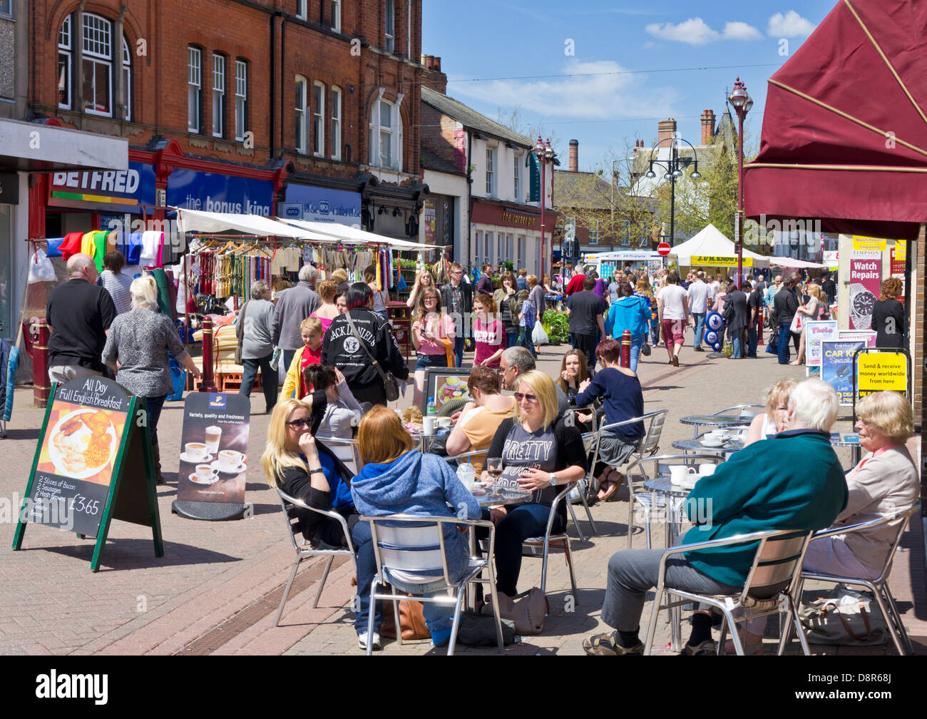 Mercato affollato nei giorni di mercato in Long Eaton Derbyshire England Regno Unito GB EU Europe Foto Stock