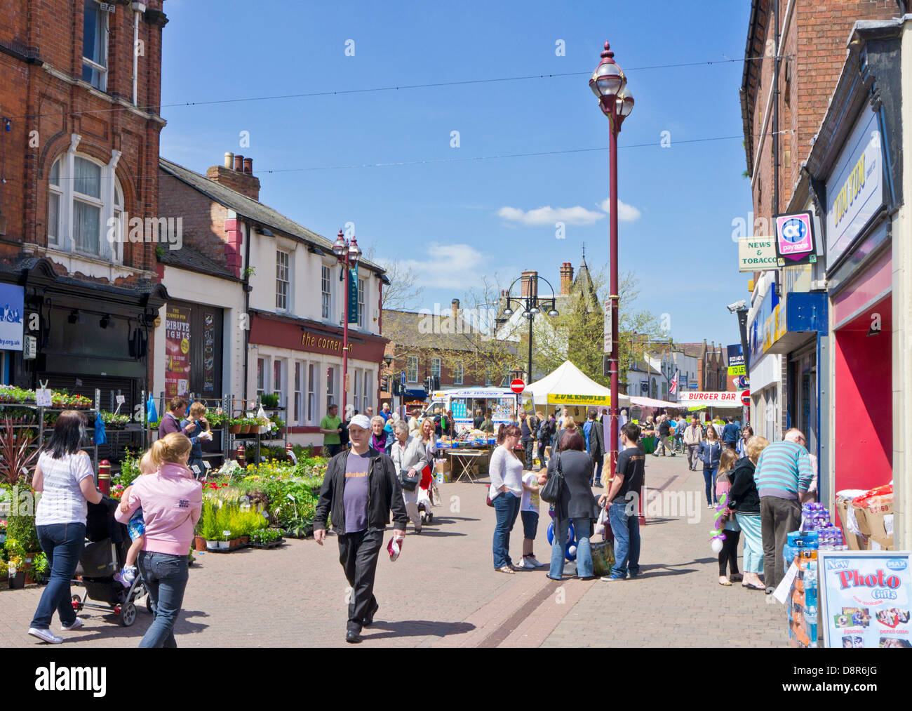 Mercato affollato nei giorni di mercato in Long Eaton Derbyshire England Regno Unito GB EU Europe Foto Stock