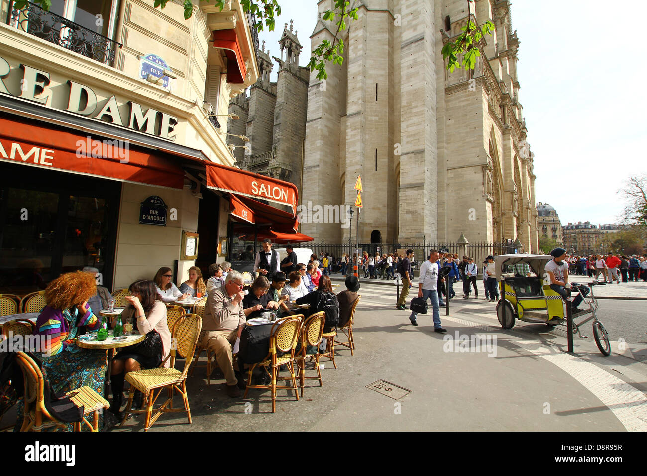Cafe 'Aux Tours de Notre Dame' vicino alla cattedrale di Notre Dame, persone in chat sulle bevande gustano primo sole di primavera a Parigi, Francia Foto Stock