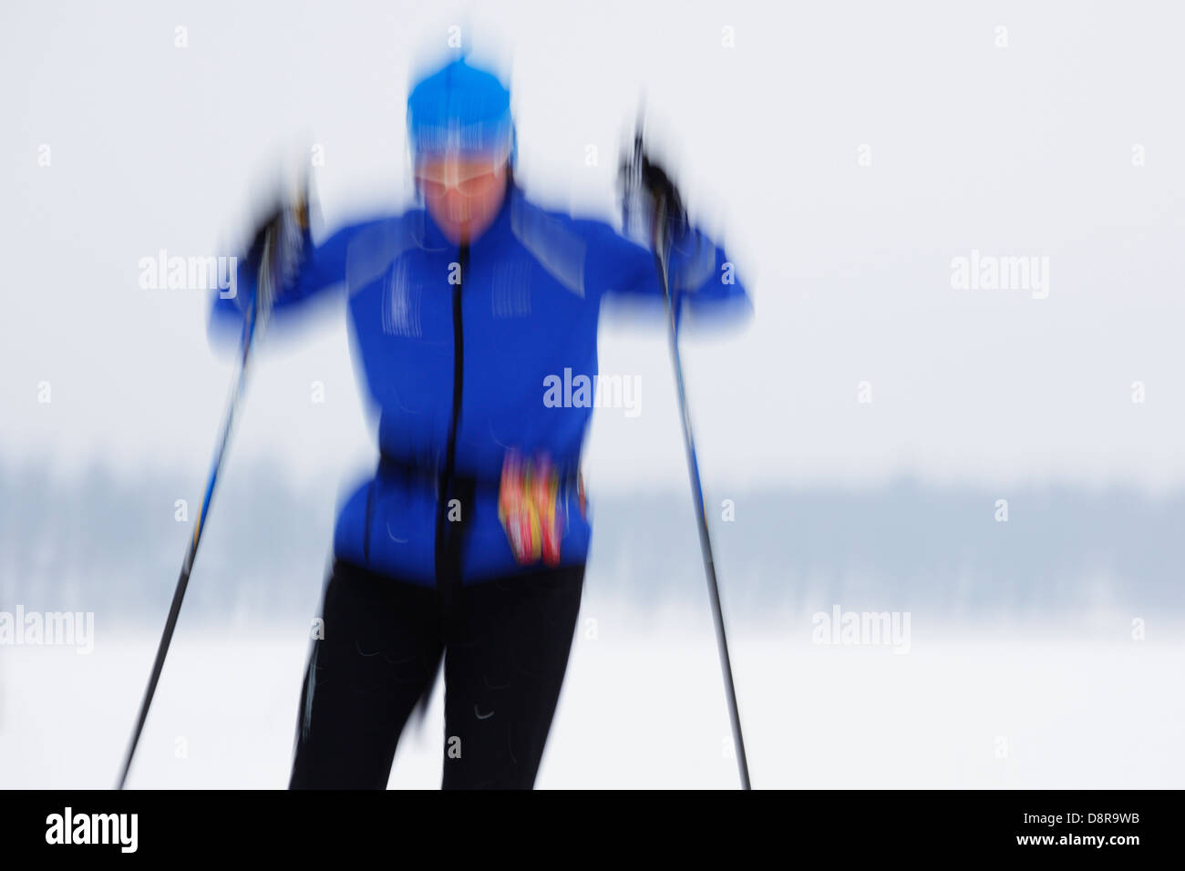 Il panning di sfocatura di un cross country sciatore. Foto Stock