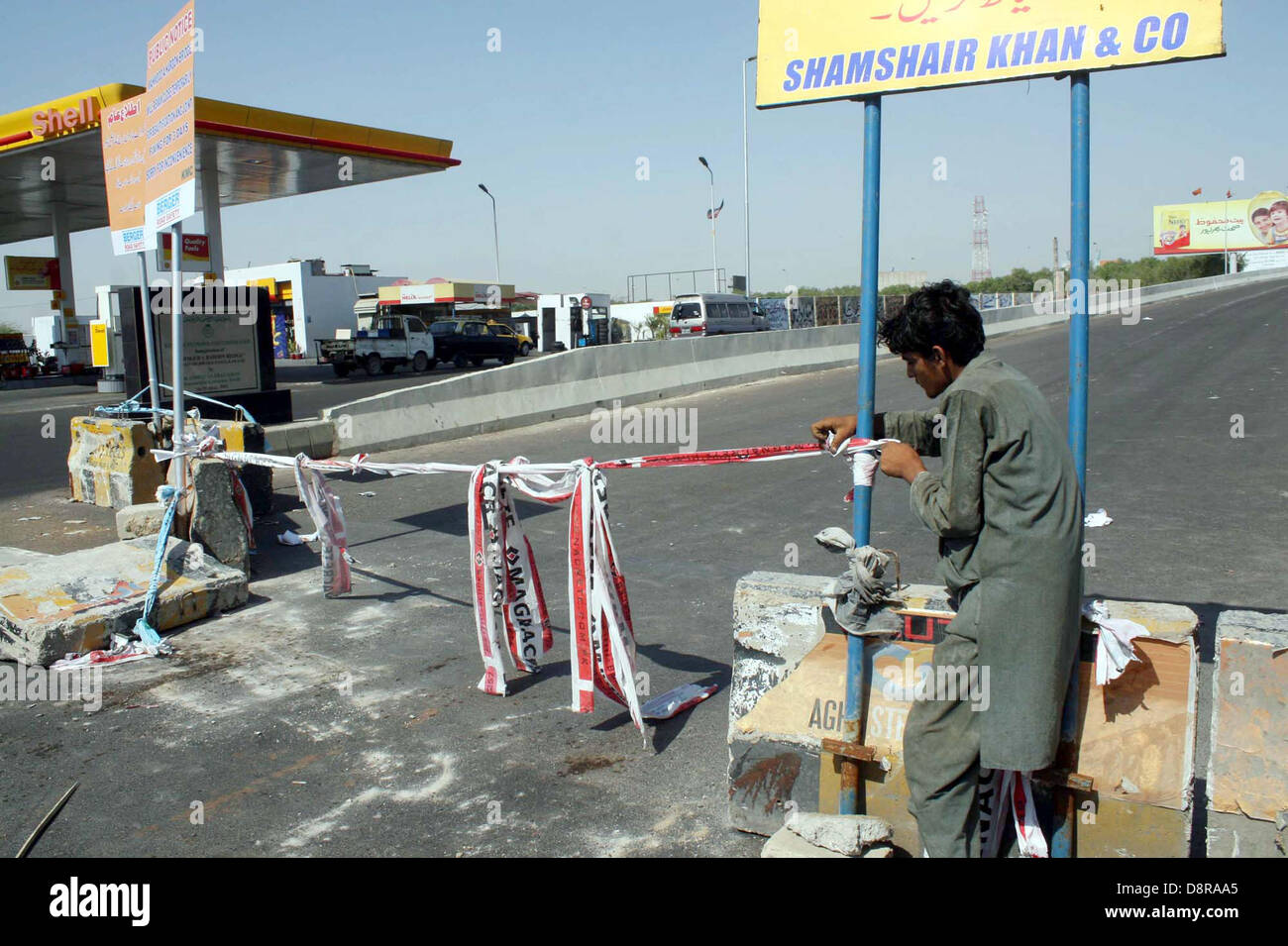 Recentemente costruita cavalcavia viene chiusa al traffico anche dopo l inaugurazione da parte del governatore del Sindh, Ishtar-ul-Ebad Khan dovuta al tocco finale vicino a stella sul Gate Shahrah-e-Faisal a Karachi il Lunedì, Giugno 03, 2013. Foto Stock