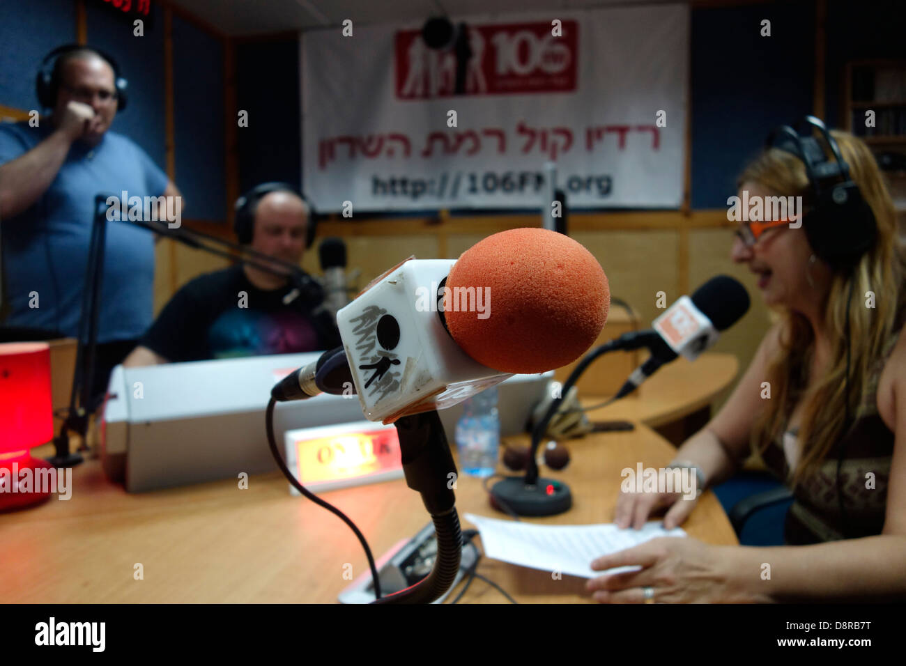 Un presentatore in aria a Kol Hasharon regionale stazione radio in Israele Foto Stock
