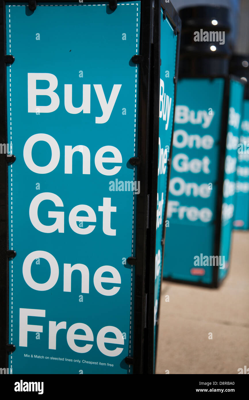 Ottimo prezzo Buy 1 get 1 free Bogof offre in negozio Tesco, Southport,  Merseyside, Regno Unito Foto stock - Alamy