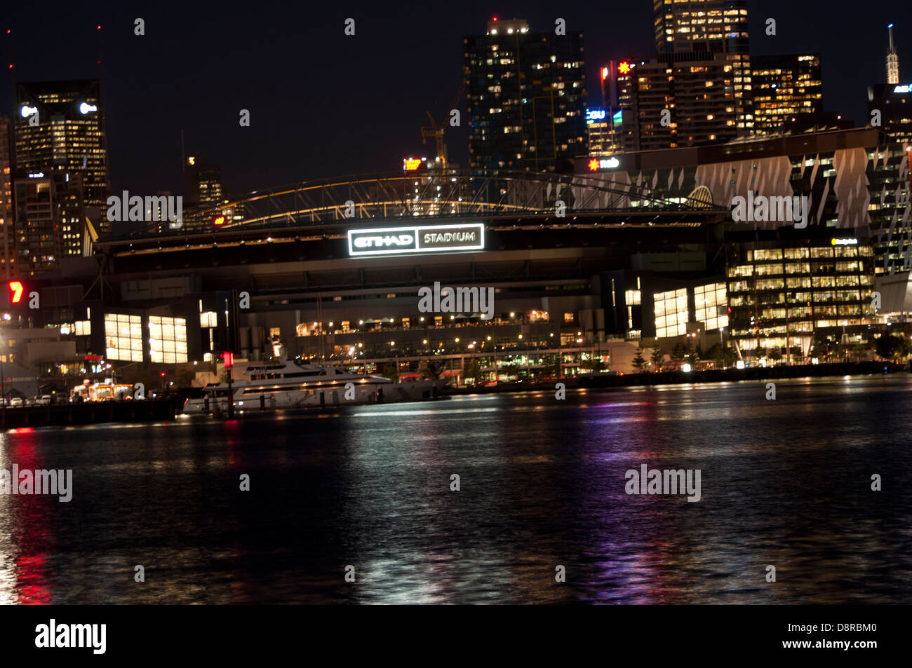 Etihad Stadium Melbourne docklands sul porto di acque di dock di notte Foto Stock