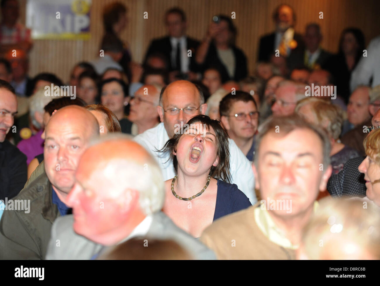 Hove Regno Unito 3 Giugno 2013 - un manifestante heckles leader UKIP Nigel Farage come egli parla nel corso di una riunione in un pranzo Hove town hall questa sera Foto Stock