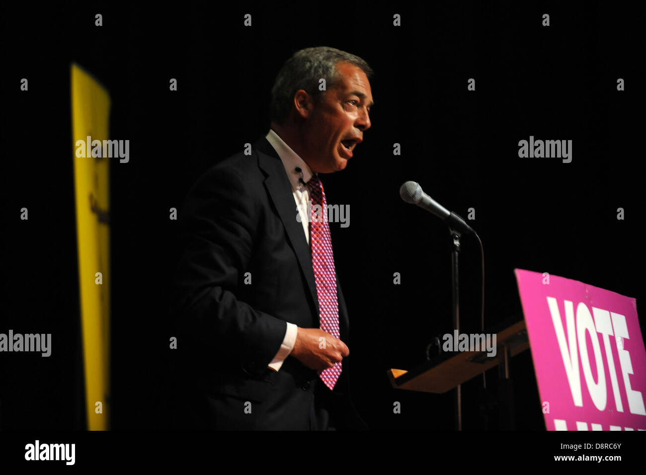 Hove, Regno Unito. Il 3 giugno, 2013. Leader UKIP Nigel Farage parla nel corso di una riunione in un pranzo Hove town hall questa sera Foto Stock