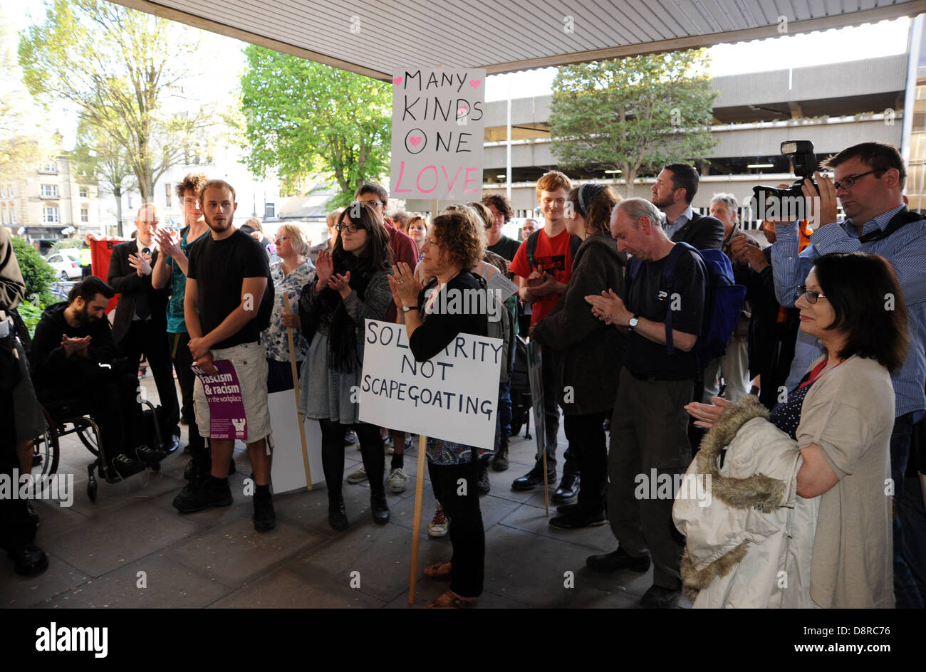 Hove Regno Unito 3 Giugno 2013 - i dimostranti fuori come leader dell'UKIP Nigel Farage parla nel corso di una riunione in un pranzo Hove town hall stasera fotografia scattata da Simon Dack/Alamy Live News Foto Stock