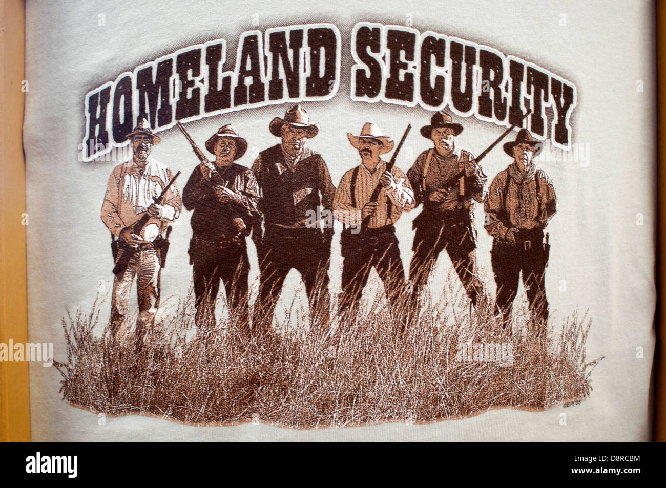 T-shirt beffando il governo statunitense patria politica di sicurezza. Foto Stock