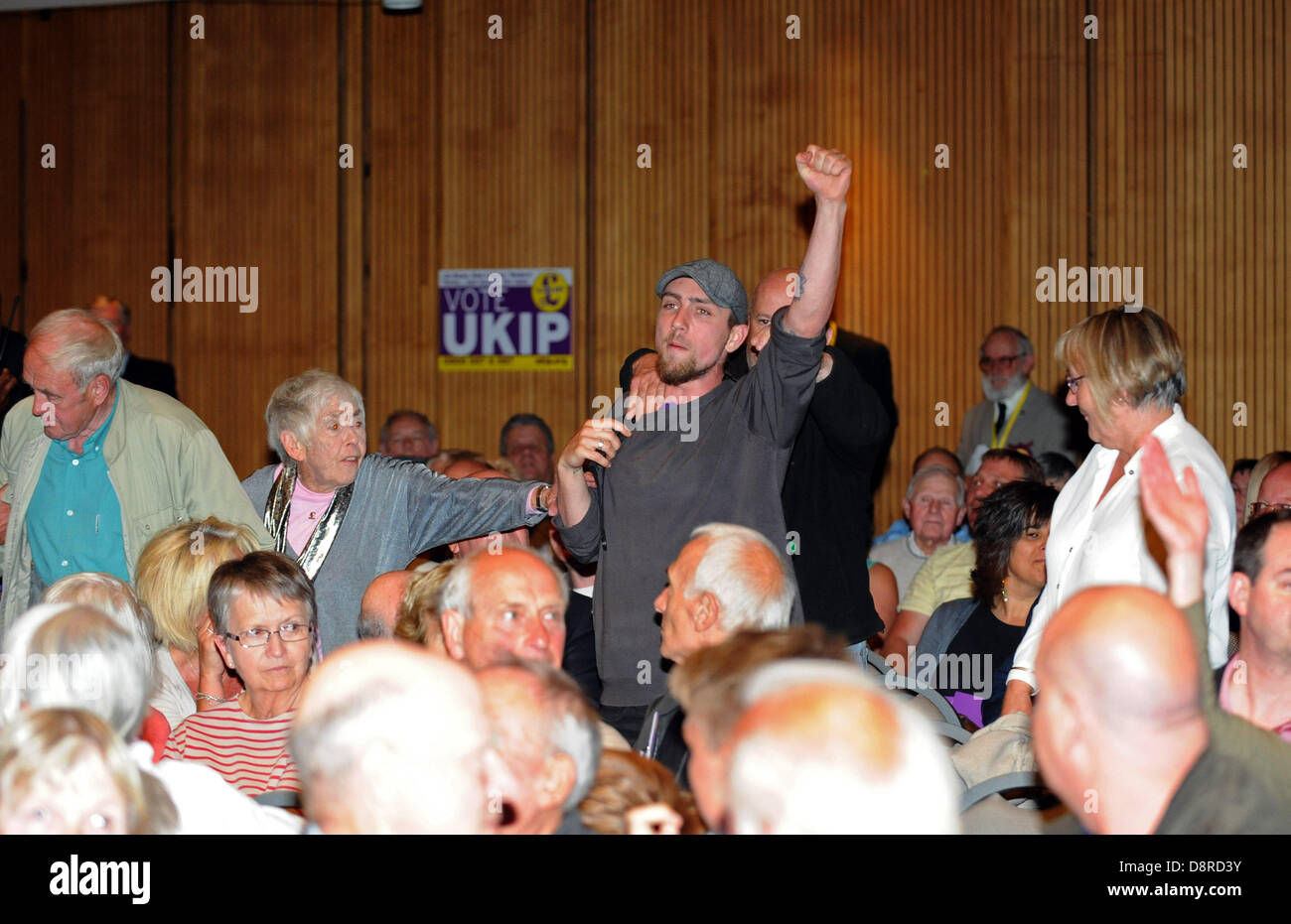 Hove, Regno Unito. Il 3 giugno 2013. I manifestanti tentano di distruggere un incontro con il leader dell'UKIP Nigel Farage a Hove town hall questa sera Foto Stock