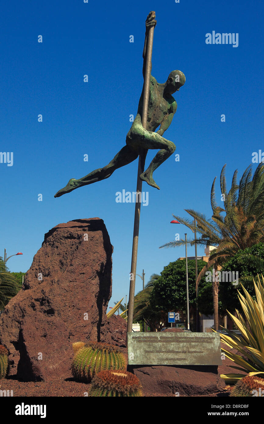 La scultura di un polo vaulter, su una rotatoria in Cruce de Arinaga, Gran Canaria. Foto Stock