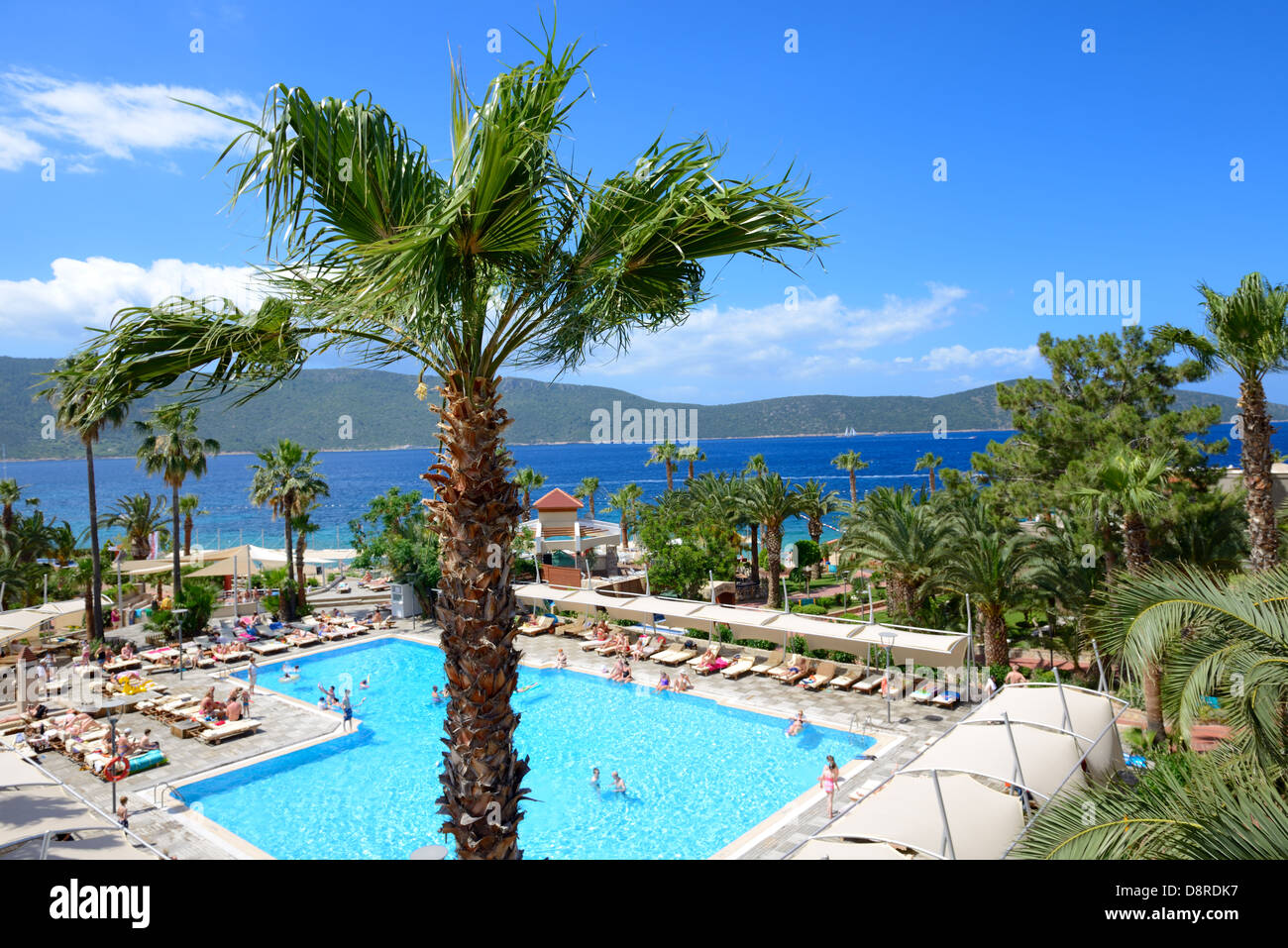 Piscina e spiaggia sul mediterraneo resort turco, bodrum, Turchia Foto Stock