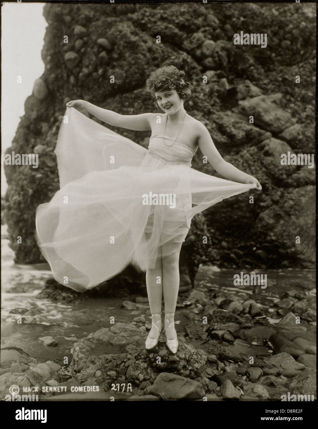 L'attrice Phyllis Haver, uno di Mack Sennett di bellezze di balneazione, ritratto in flusso di costume in spiaggia, circa 1920 Foto Stock