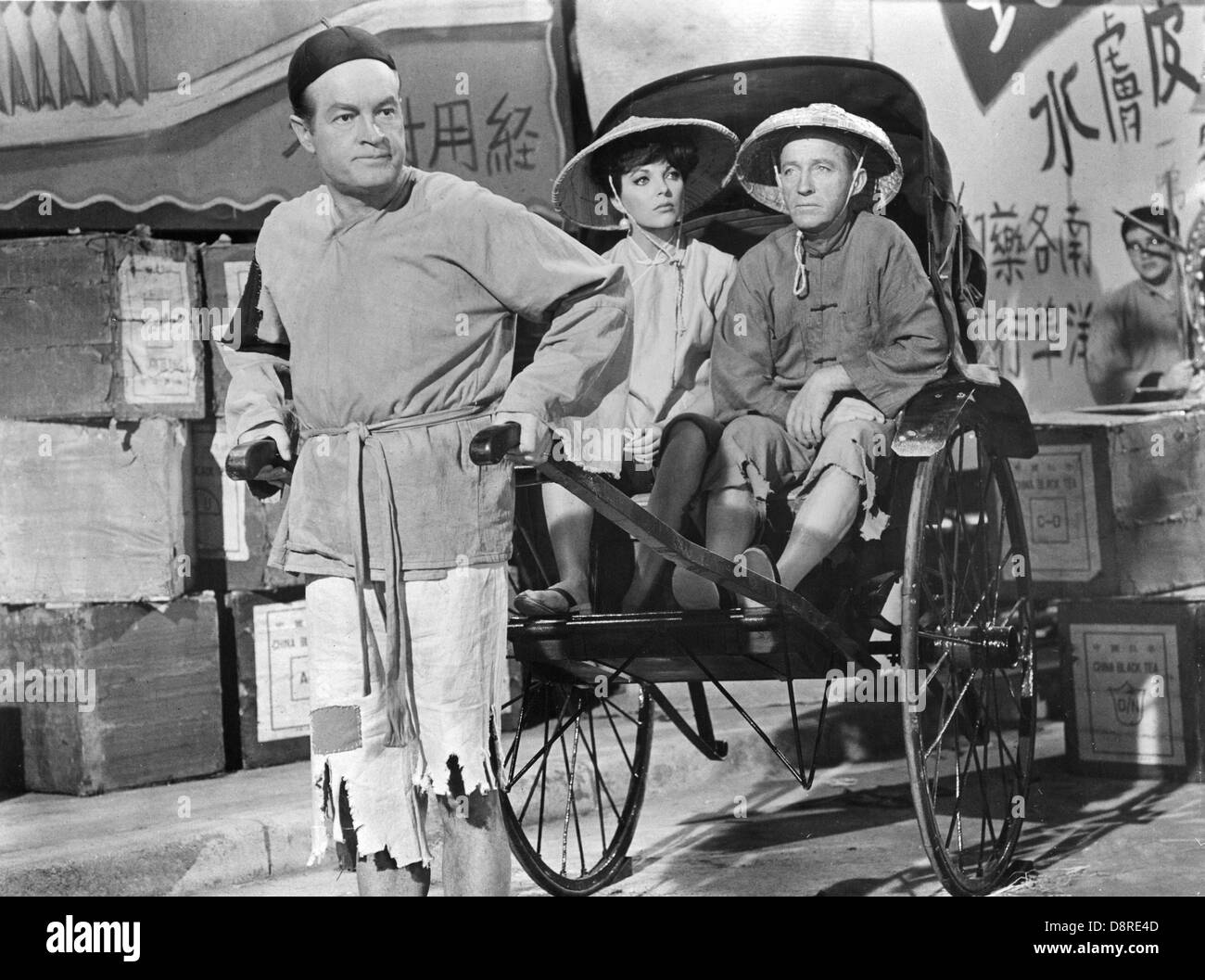 Bob Hope, Joan Collins e Bing Crosby sul set del film "La strada per Hong Kong", gli artisti uniti, 1962 Foto Stock