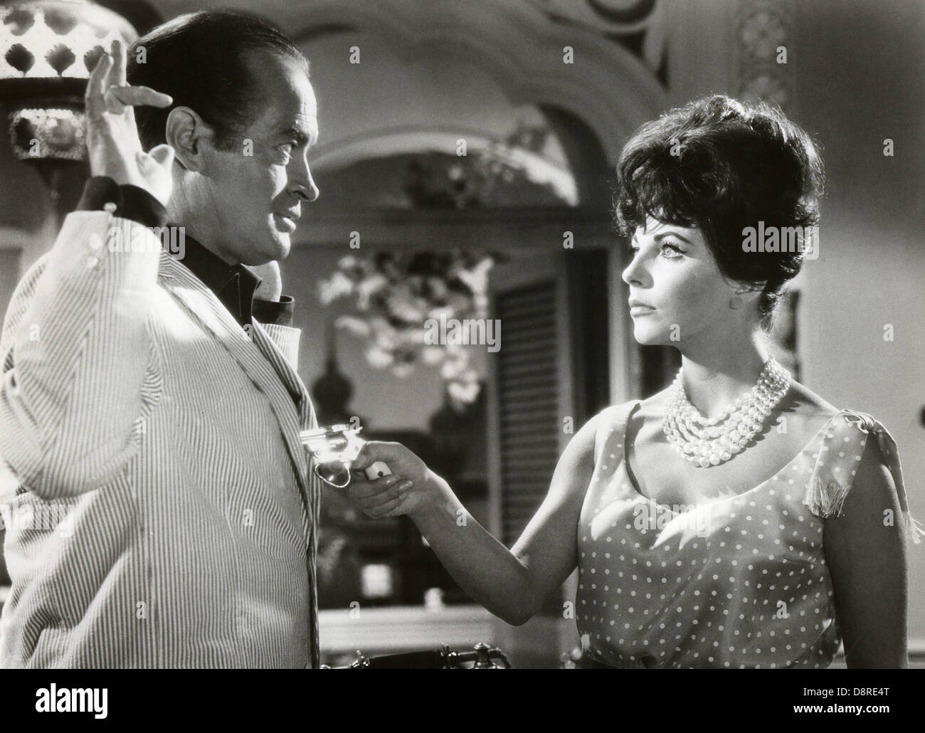 Bob Hope e Joan Collins sul set del film "La strada per Hong Kong", gli artisti uniti, 1962 Foto Stock