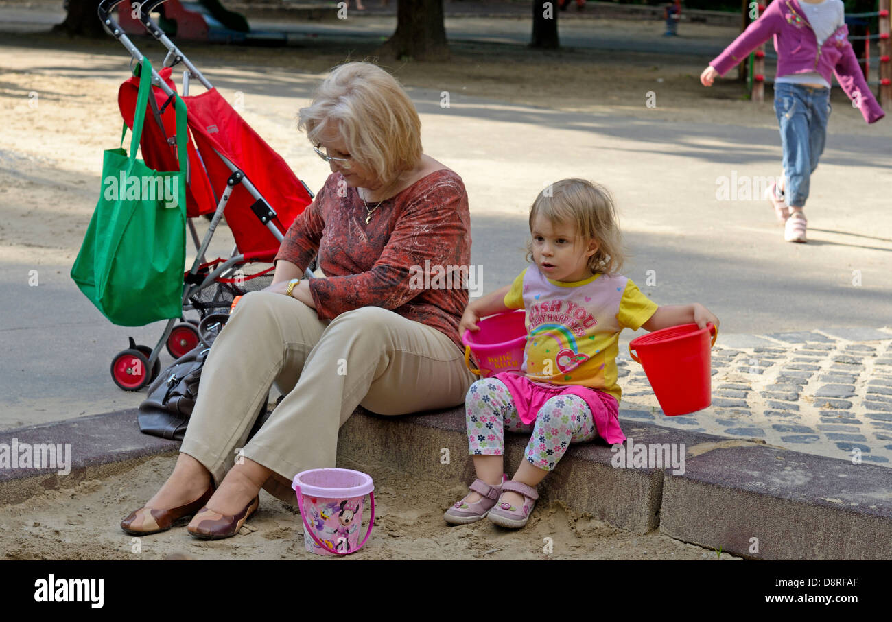 Bambina a sabbia con la nonna Foto Stock