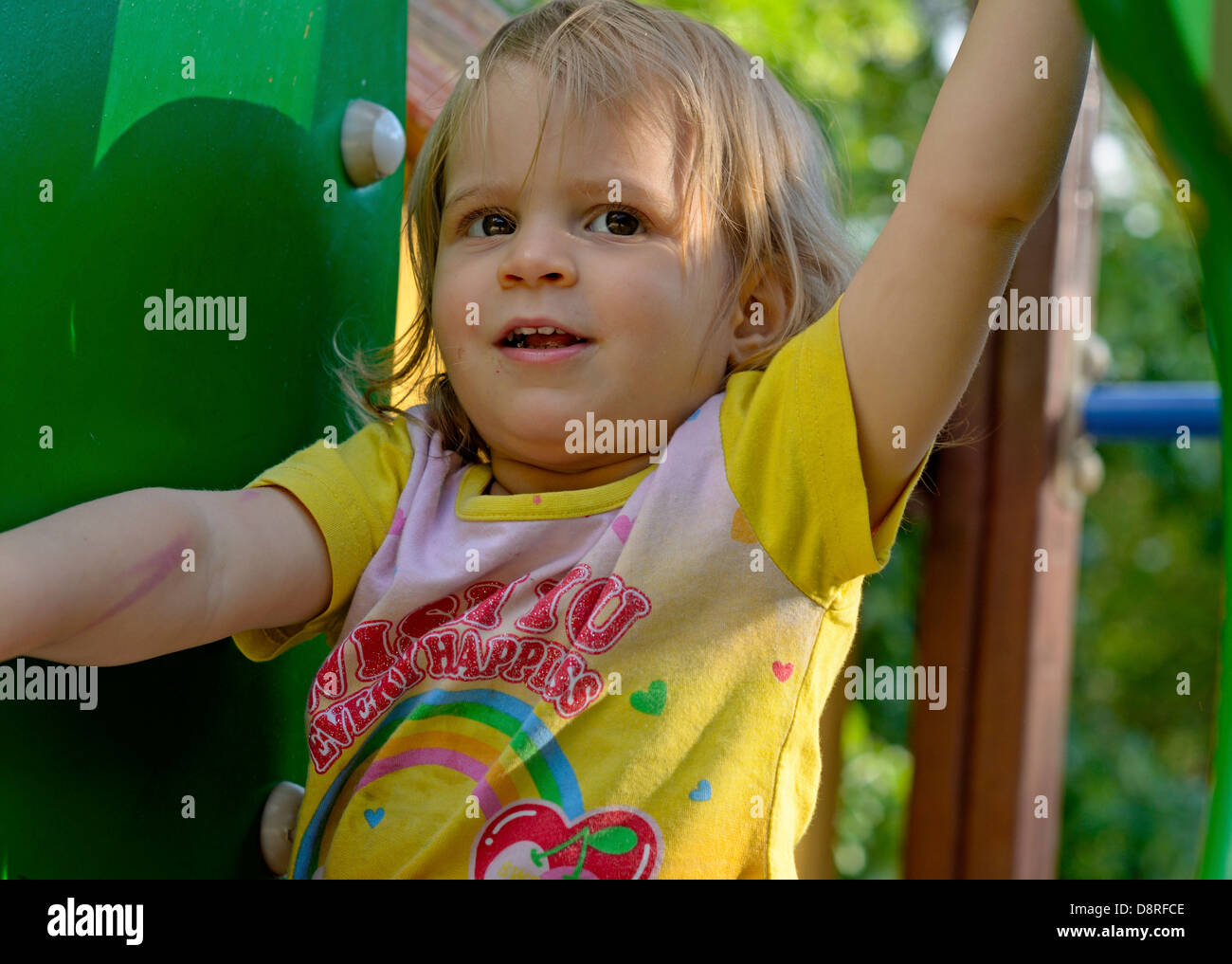 Ritratto di bambina al parco giochi vicino Foto Stock