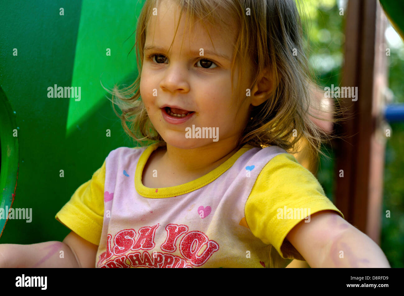 Ritratto di bambina al parco giochi vicino Foto Stock