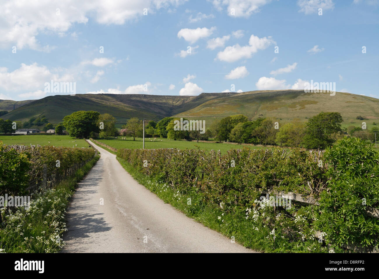 Strada che conduce a Ollerbrook Booth, villaggio di Edale, Peak District, Derbyshire Inghilterra. Colline di Pennine Foto Stock