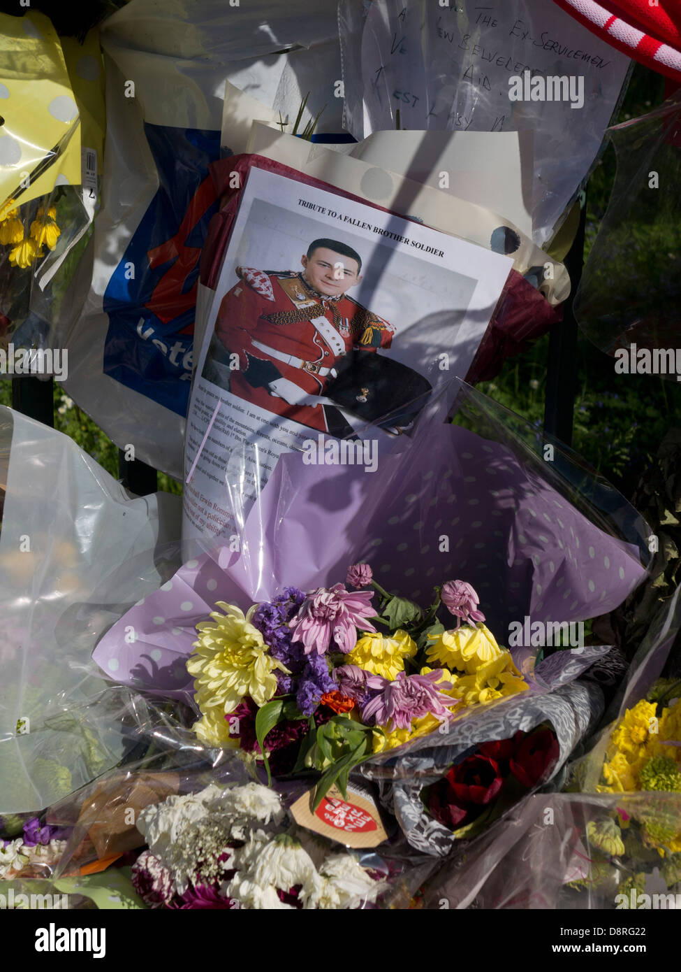 Omaggi floreali per il batterista Lee Rigby, uccisi fuori Woolwich Caserma a Londra il 22 maggio Foto Stock