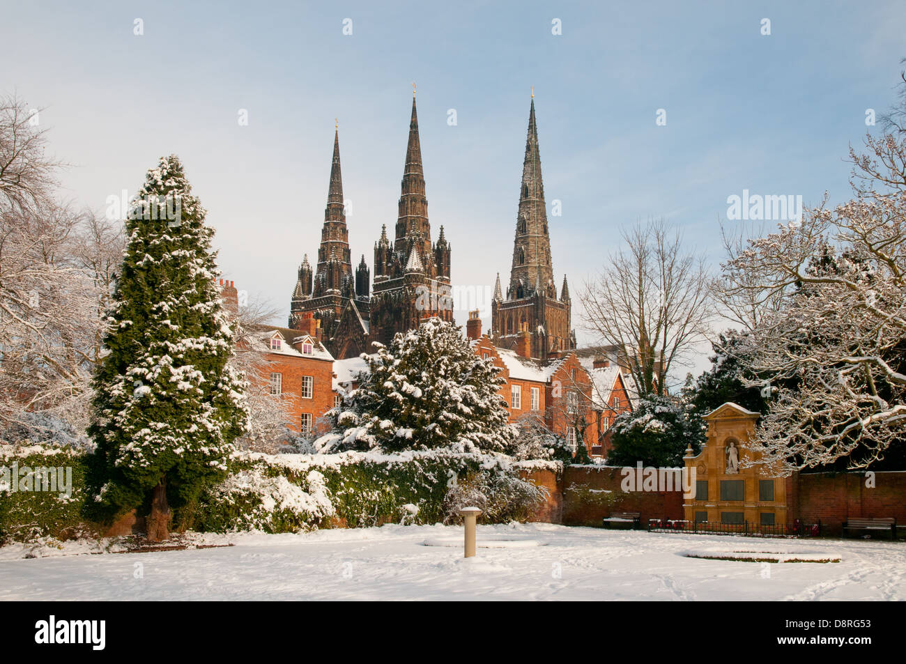 Lichfield Cathedral dal Memorial Gardens con la neve in inverno Foto Stock