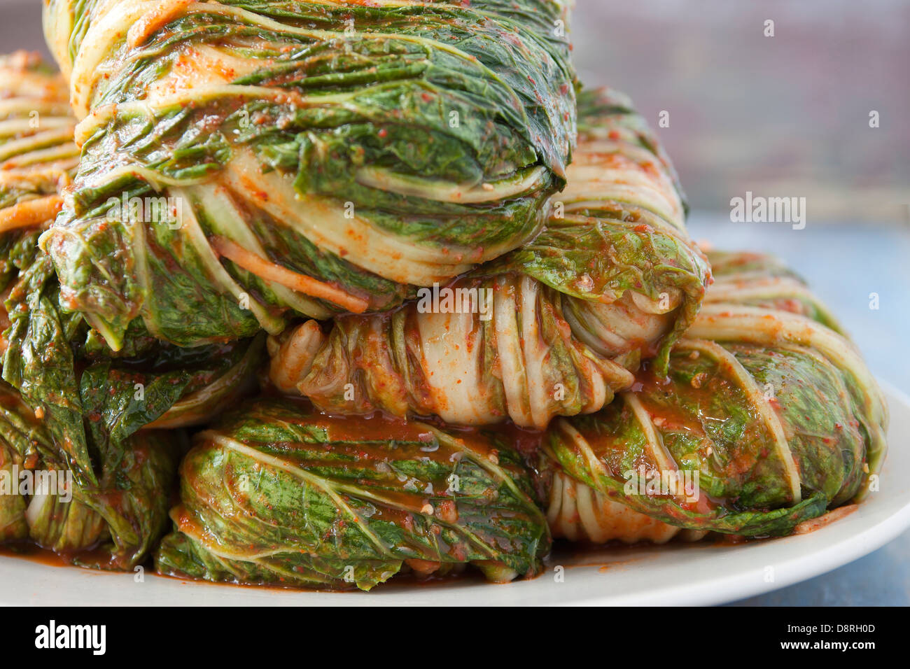 Avvolto e intonso kimchi coreano su una piastra in attesa di essere tagliato. Foto Stock