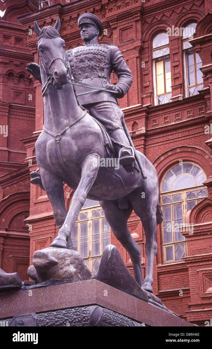 1 giugno 1997 - Mosca, RU - il monumento in bronzo a maresciallo Georgy Zhukov Konstantinovich, 1896 â€" 1974, la II Guerra Mondiale sovietico comandante militare che ha portato l'esercito rosso per liberare l Unione Sovietica e conquistare la Germania capitale, Berlino, fu eretta davanti al museo storico all'entrata di Piazza Rossa nel 1995 per commemorare il cinquantesimo anniversario della vittoria della Grande Guerra Patriottica di 1941 â€" 1945. Essa è stata scolpita da V.M.Klykov. (Credito Immagine: © Arnold Drapkin/ZUMAPRESS.com) Foto Stock