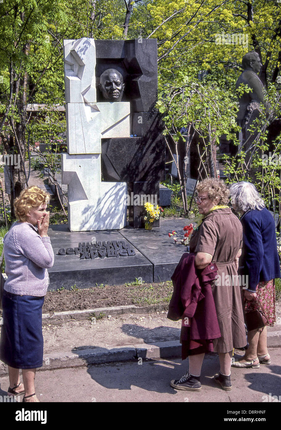 10 maggio 1987 - Mosca, RU - Una donna russa ha una reazione emozionale visualizzazione della tomba di Nikita Sergeyevich Khrushchev, (1894 â€" 1971), nel cimitero di Novodevichy, Mosca. Famoso in tutto il mondo come Primo segretario del Partito Comunista dell'Unione Sovietica da 1953 a 1964, sua moglie, Nina Petrovna Khrushcheva, è sepolto accanto a lui. Il monumento di Khrushchev e busto sono state progettate da notare lo scultore russo Ernst Neizvestny nel 1974, un artista una volta ha notoriamente criticato mentre in potenza. Tra i dirigenti sovietici, solo Nikita Khrushchev fu sepolto a Novodevichy piuttosto che presso le mura del Cremlino. Adiacente al 1 Foto Stock