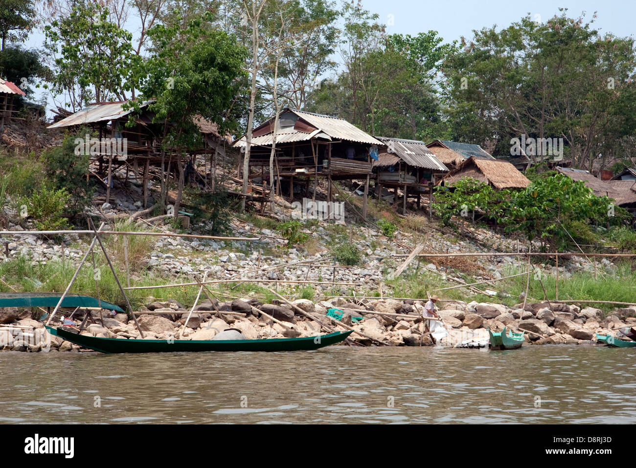 Vista da una barca dalla coda lunga di Thai case di pescatori, il fiume Mekong, Thailandia Foto Stock