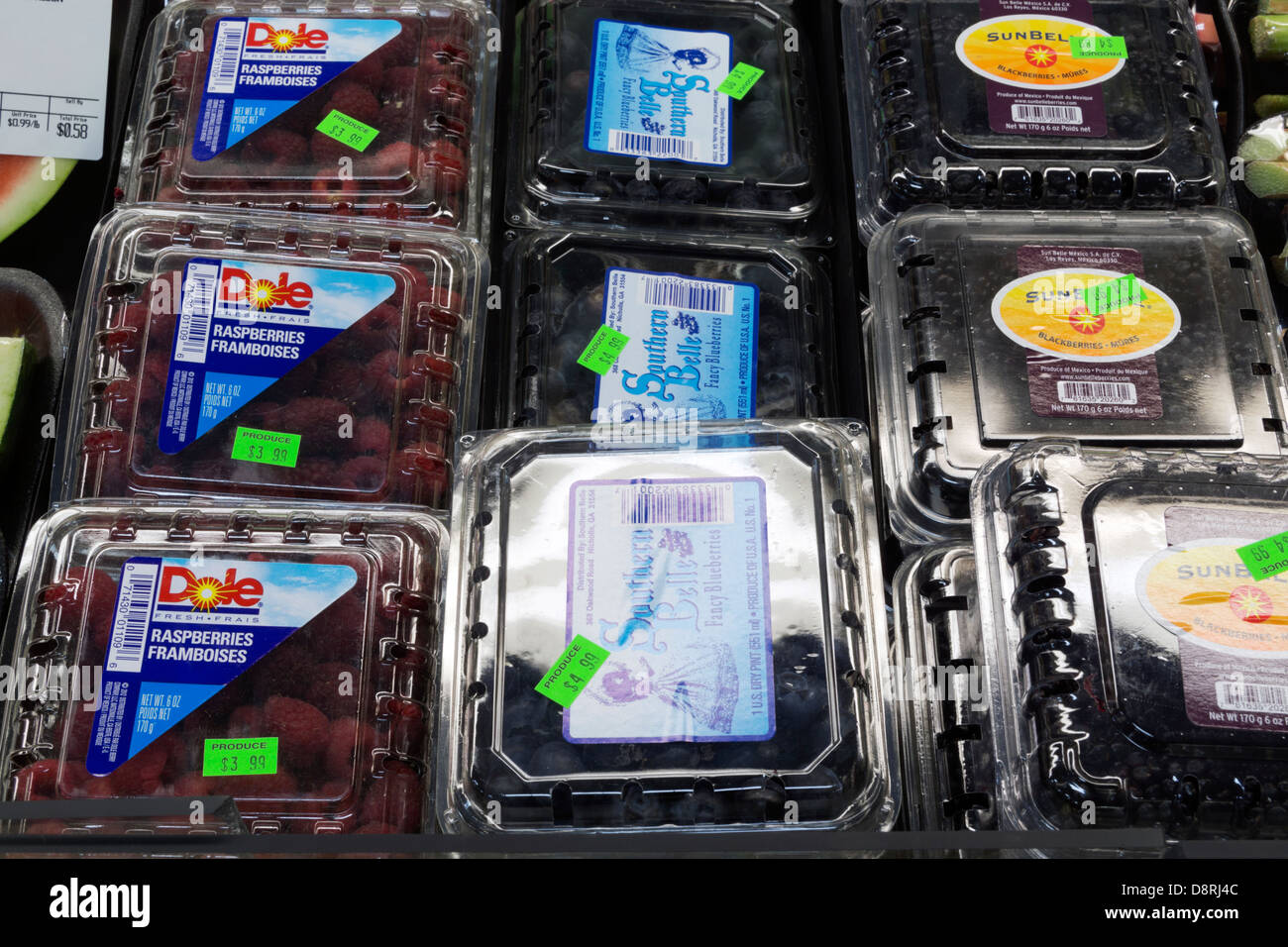 Lamponi mirtilli e more in un negozio di alimentari vetrina Foto Stock