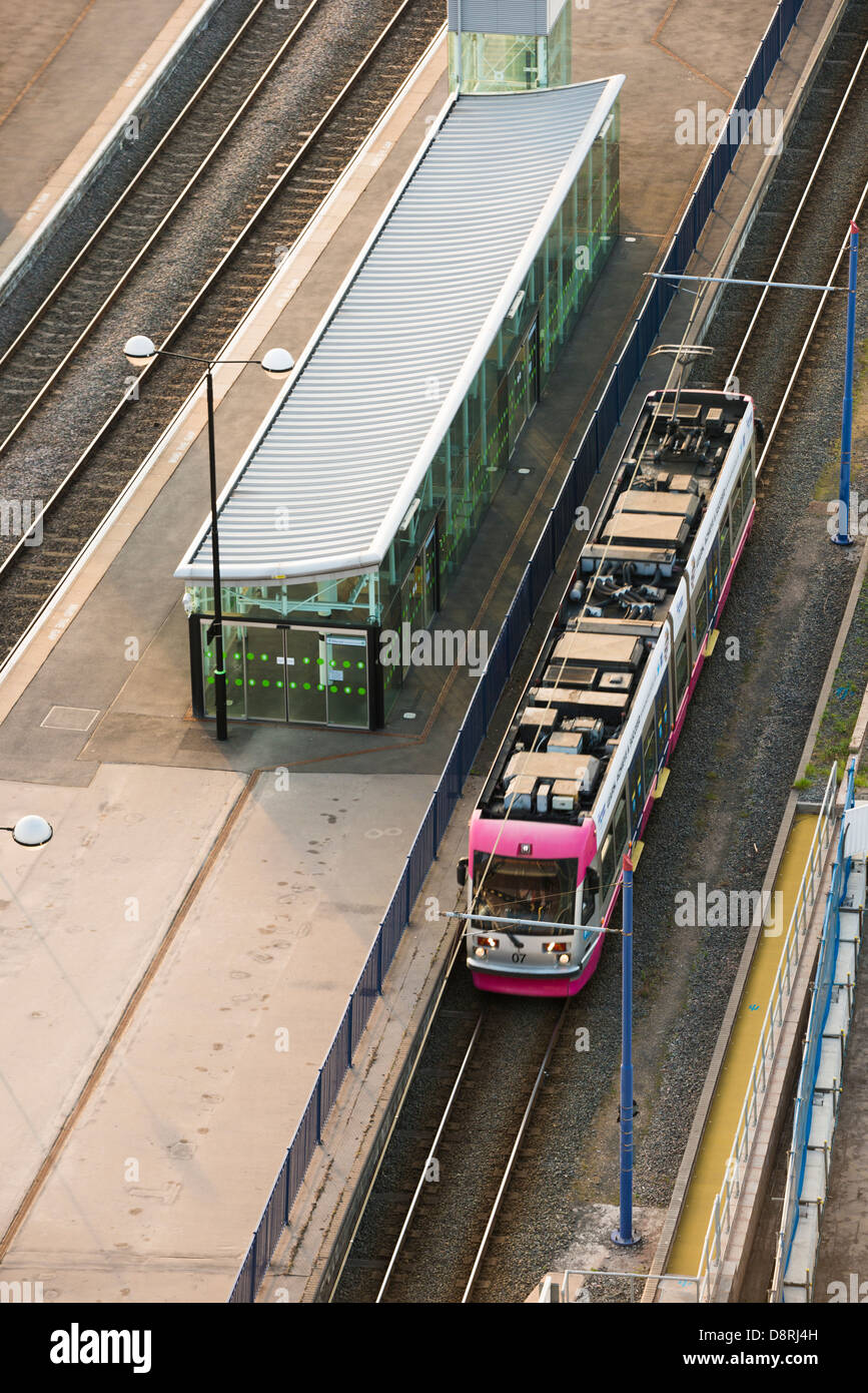 Un tram puling in a Snow Hill Station. Birmingham, West Midlands, England, Regno Unito Foto Stock