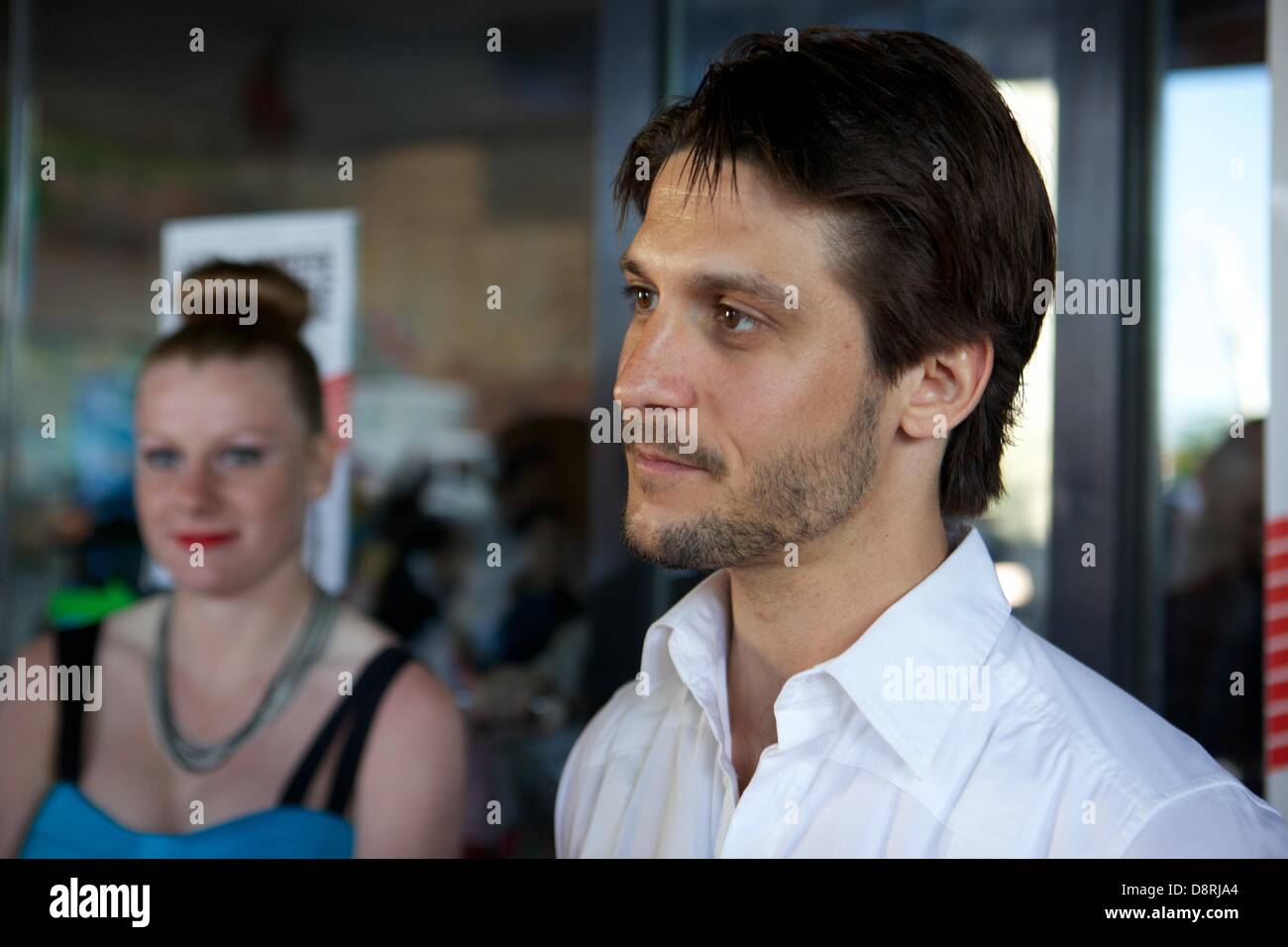 Montreal, Canada. Il 3 giugno 2013. Nadia Rochefort (L) e l'attore Jean-Sébastien Courchesne (R) al premiere red carpet del film 'Sarah préfere la rotta' al Cinema imperiale, a Montreal, Canada, lunedì 3 giugno 2013. Nadia Rochefort è un atleta che ha aiutato ad attori al treno in corsa. Credito: David-Olivier guascone/Alamy Live News Foto Stock