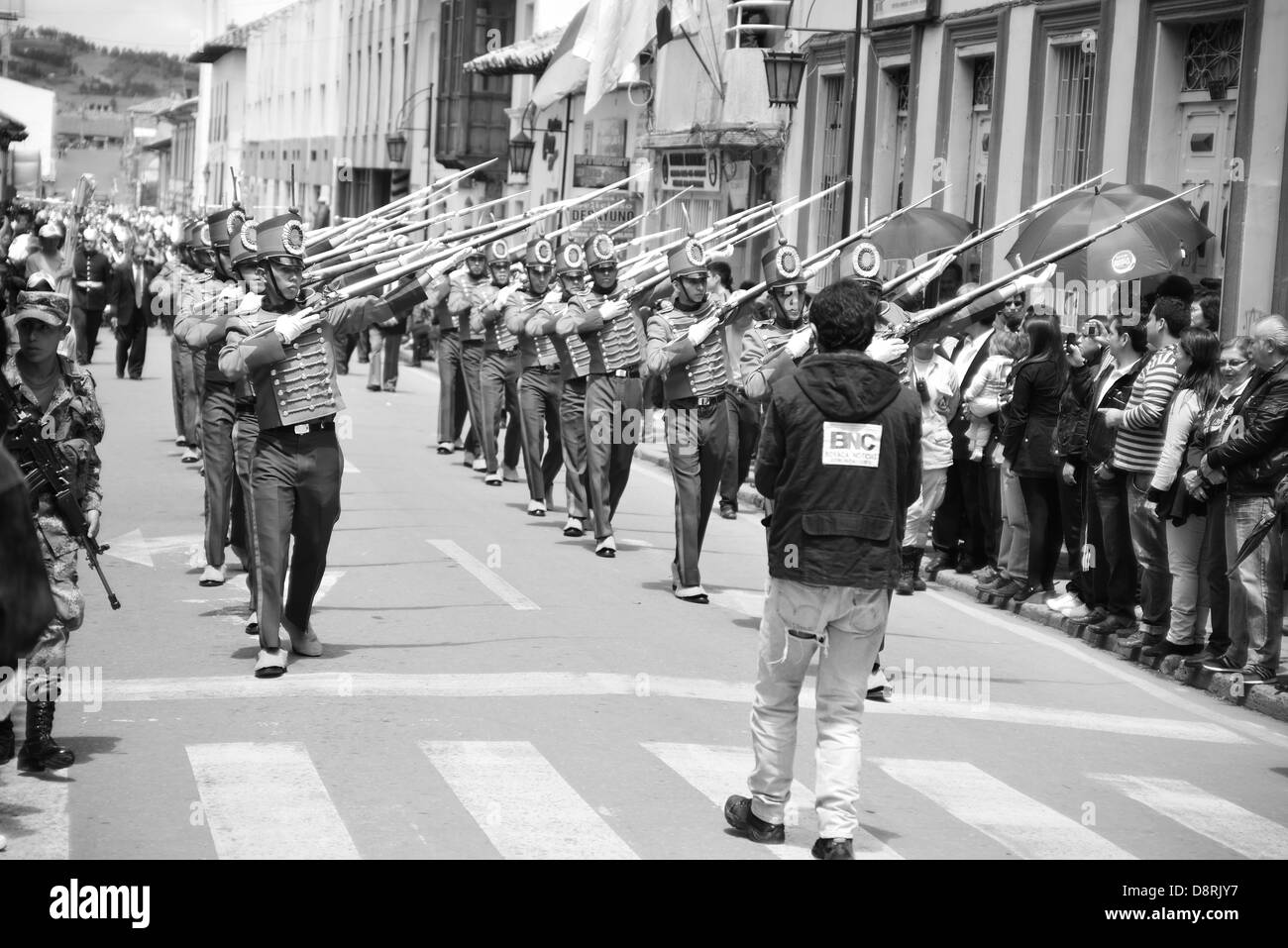 Soldati in marcia durante una parata militare. Tunja, Boyacá, Ande, Colombia, Sud America Foto Stock