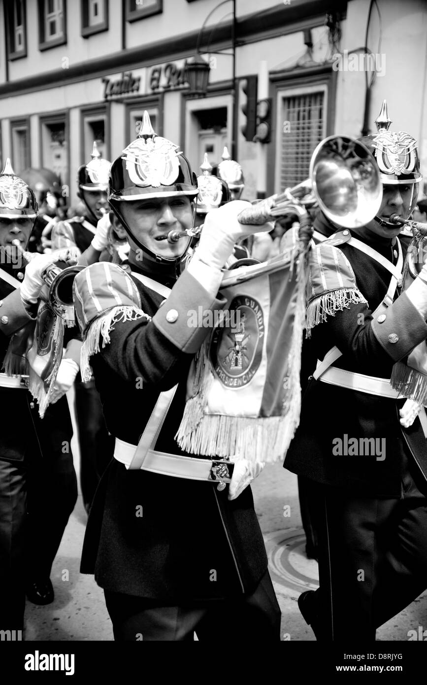 Soldato suonare la tromba durante una parata militare. Tunja, Boyacá, Ande, Colombia, Sud America Foto Stock