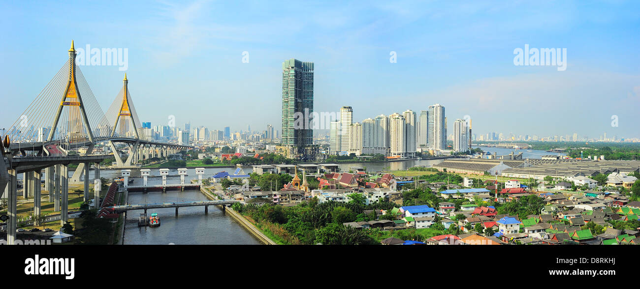 Lo skyline di Bangkok con l'anello industriale ponte stradale sulla sinistra Foto Stock