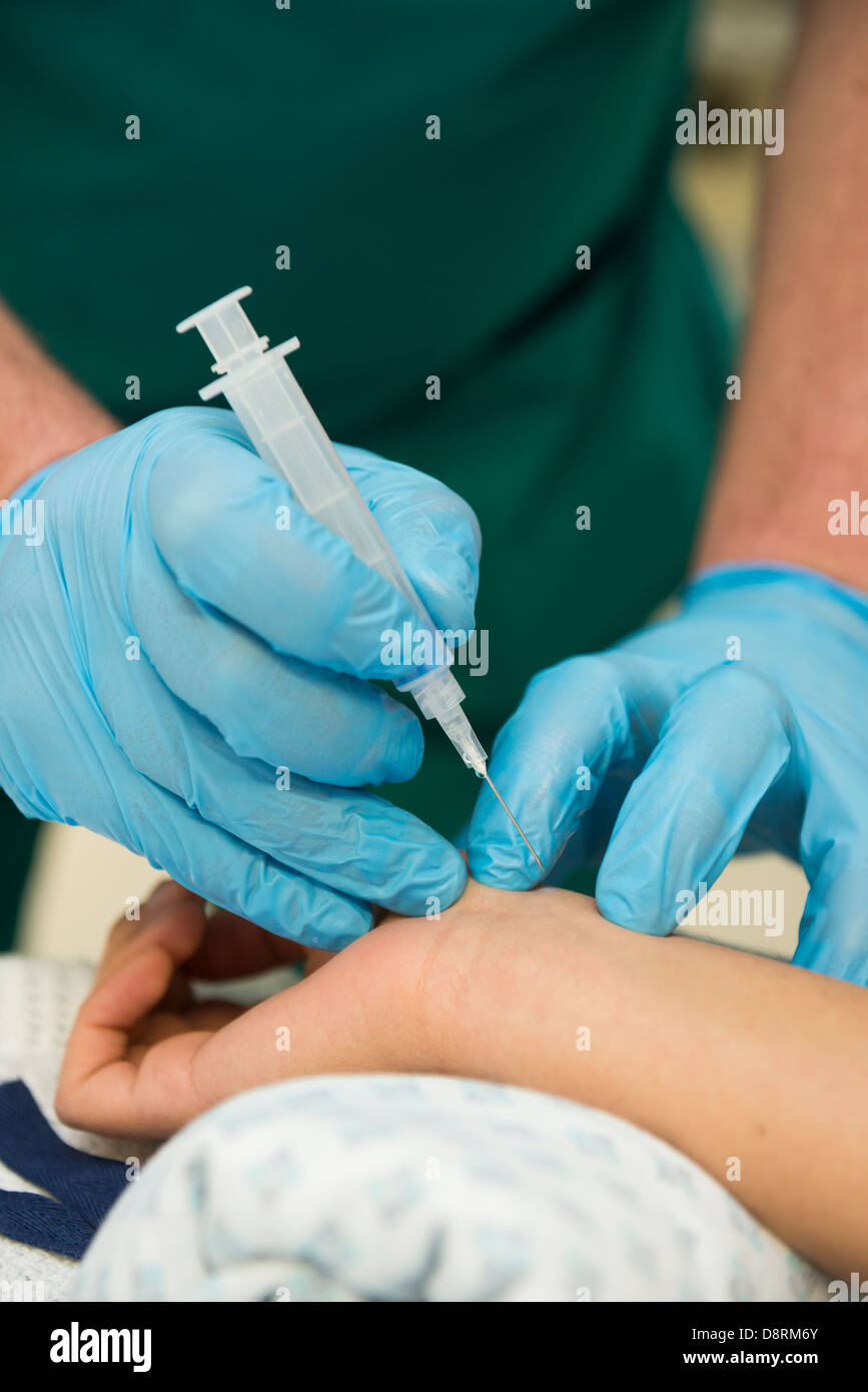 Un esame del sangue siringa essendo preparato per l'inserimento in un ospedale. Foto Stock