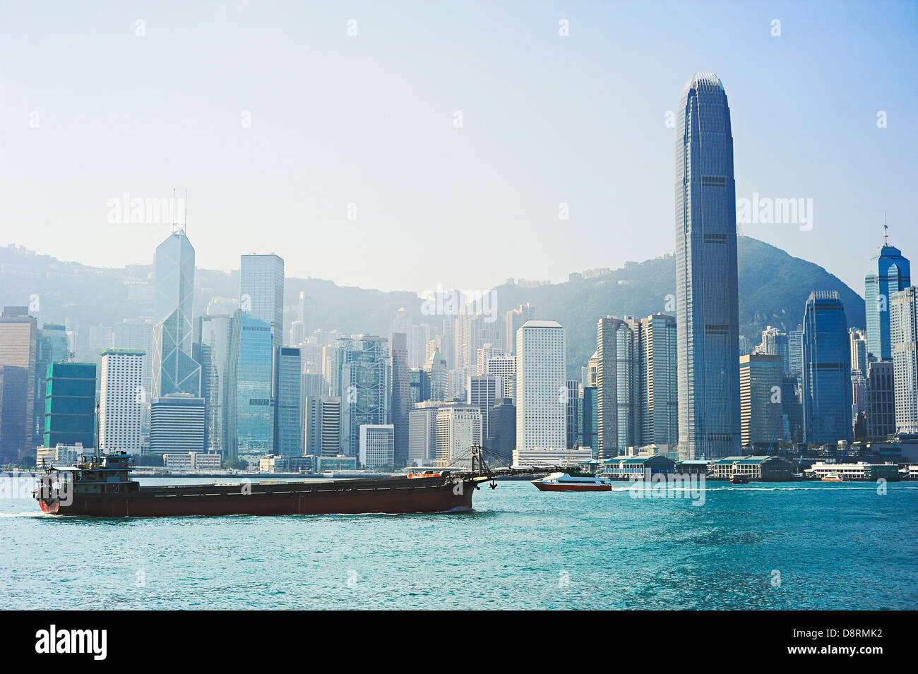 Chiatta industriale di fronte a Hong Kong il quartiere finanziario Foto Stock
