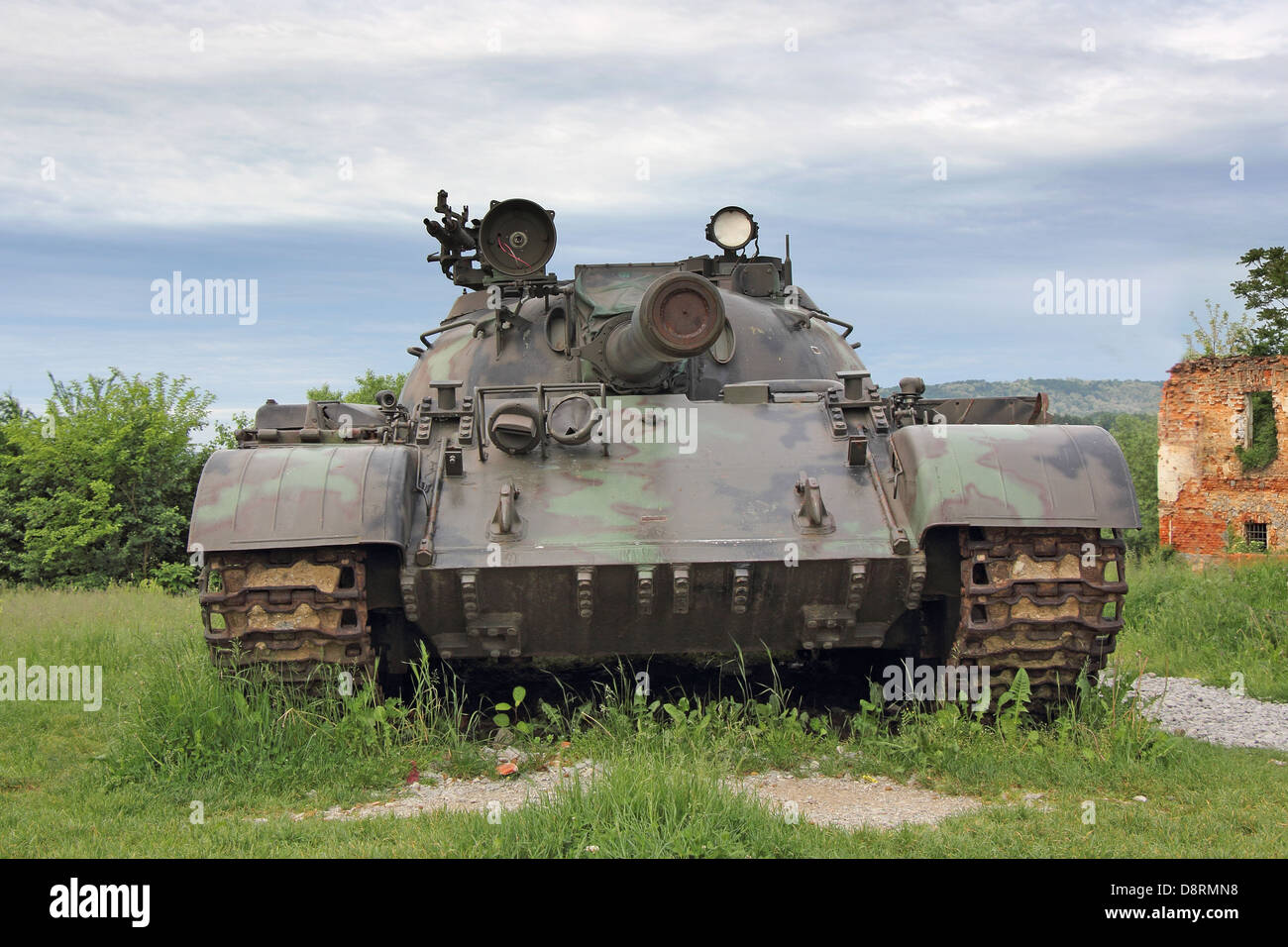 Il vecchio serbatoio abbandonati dopo la guerra in Croazia Foto Stock