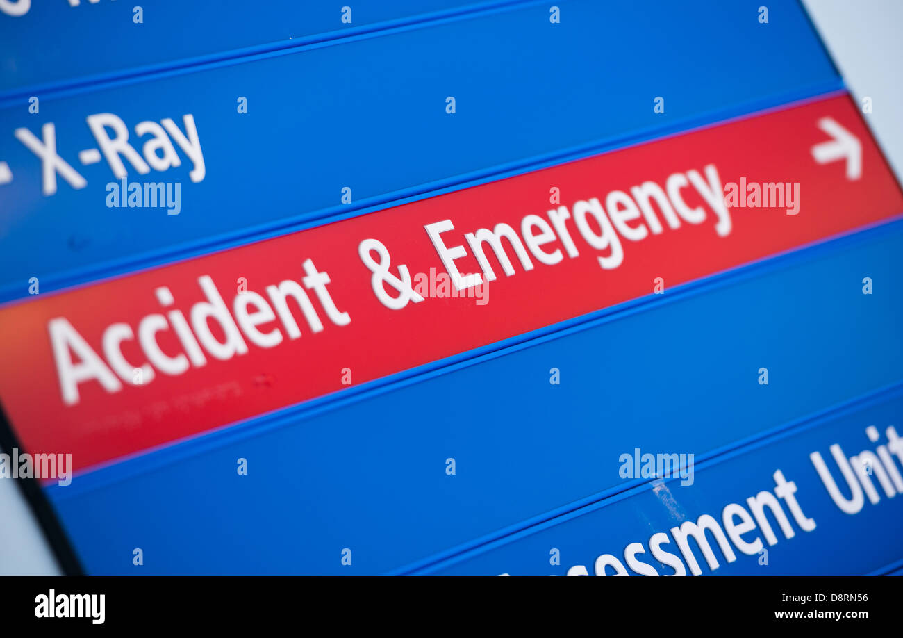 Segnaletica in un moderno ospedale di emergenza e di intervento in caso di incidenti. Foto Stock
