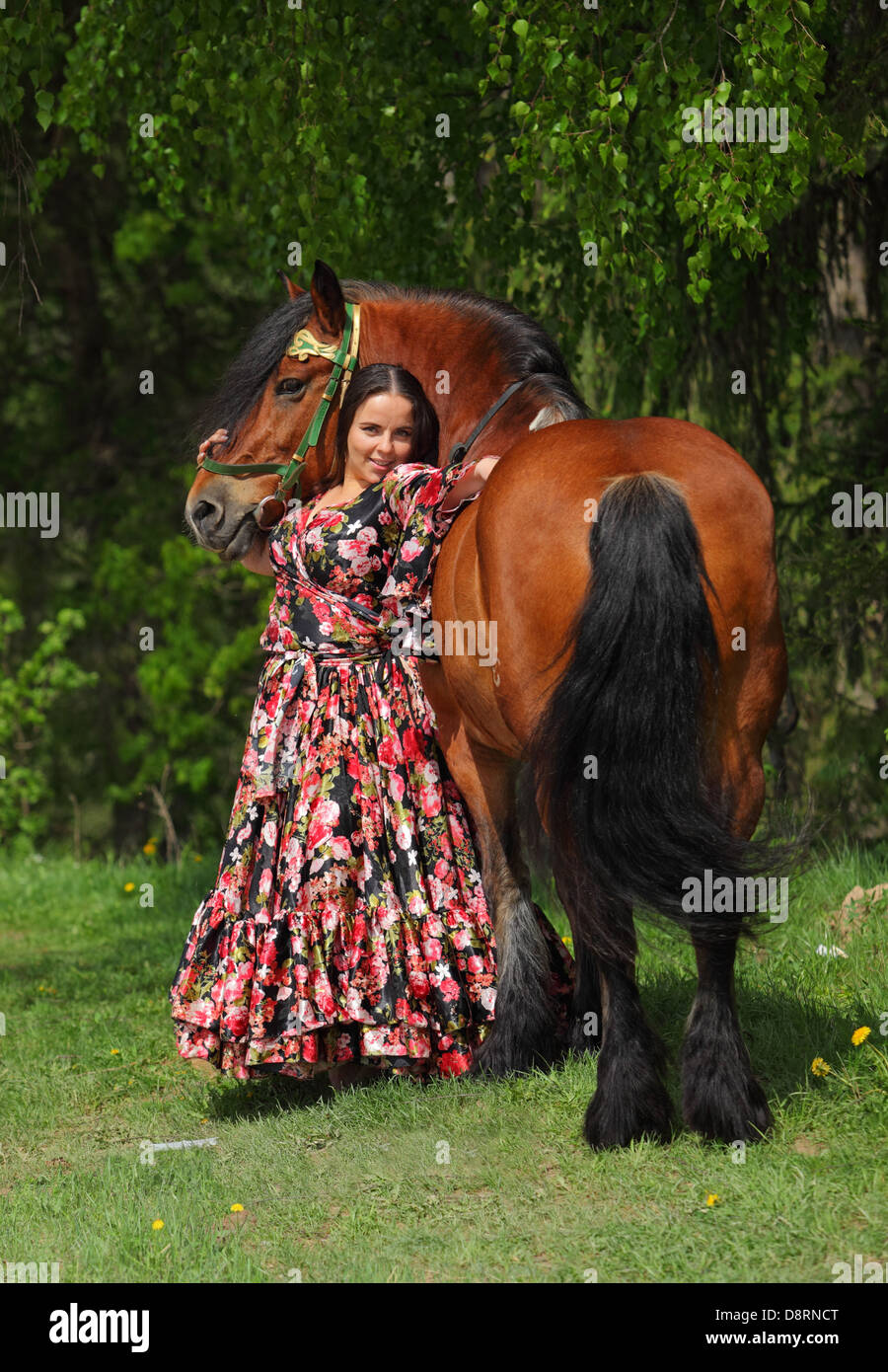 Ragazza gitana passeggiate con un cavallo nella foresta Foto Stock