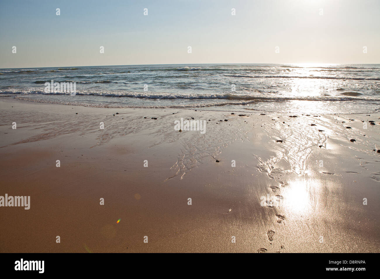 Tramonto sulla costa atlantica del Portogallo a Praia da Areia Branca Foto Stock