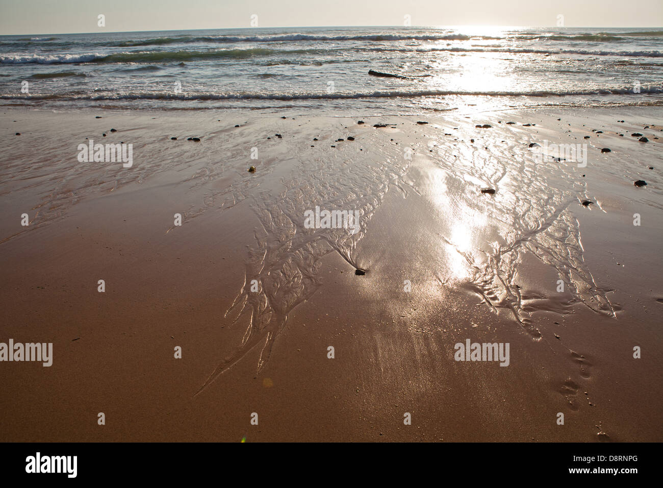 Tramonto sulla costa atlantica del Portogallo a Praia da Areia Branca Foto Stock