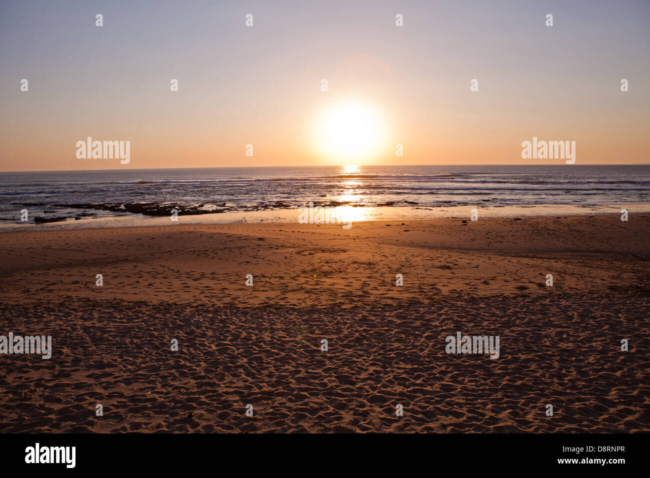 Tramonto sulla costa atlantica del Portogallo a Praia da Areia Branca Foto Stock