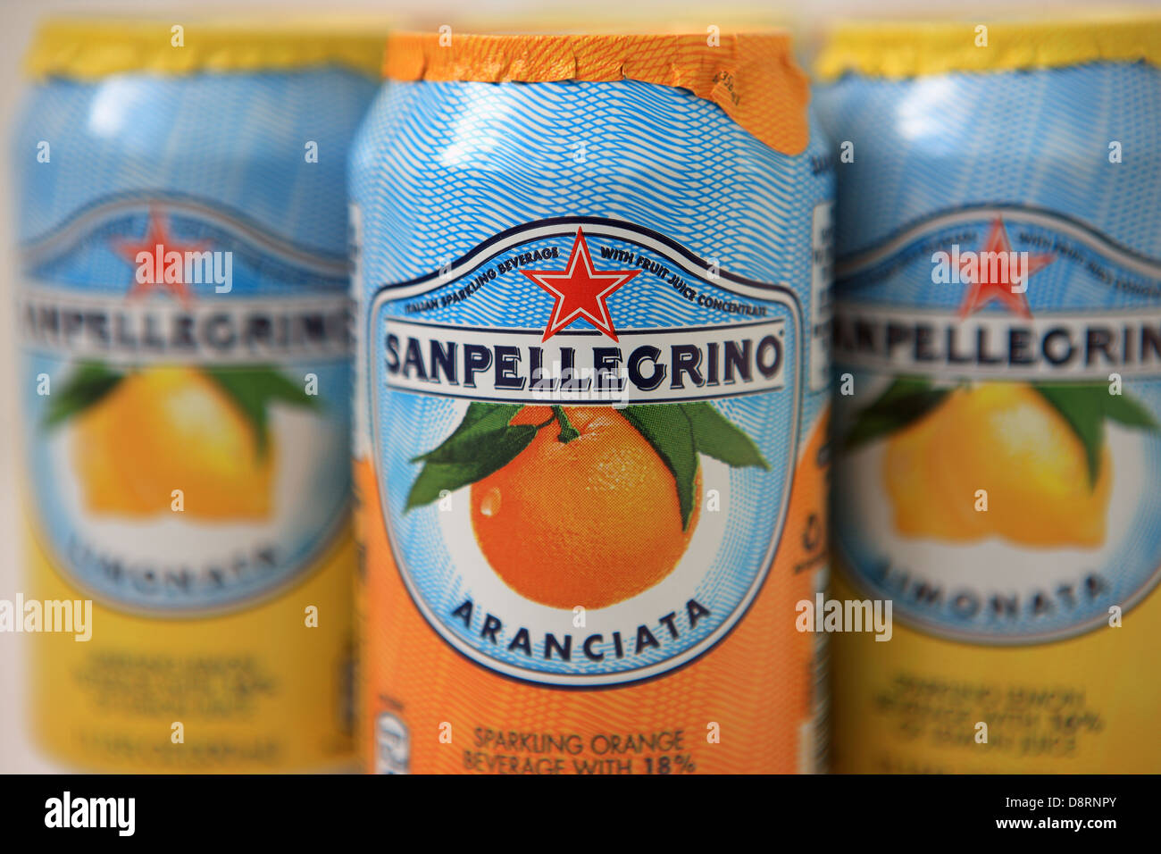 Le lattine di arancia e limone San Pellegrino bevande frizzanti Foto Stock