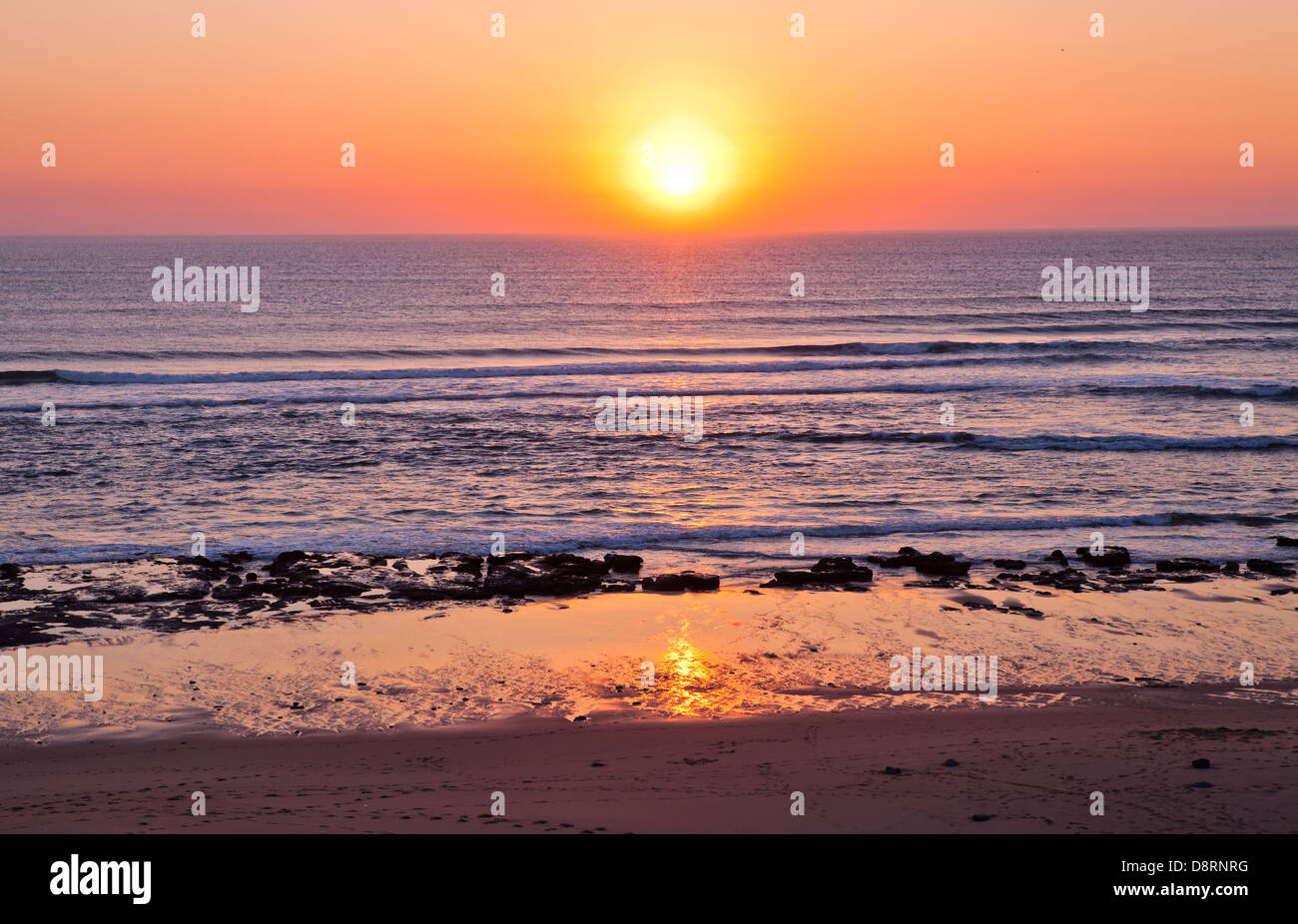 Tramonto sulla costa atlantica del Portogallo a Praia da Areia Branca Foto Stock