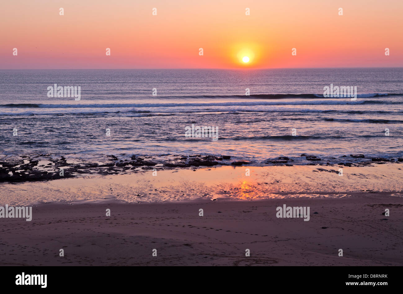 Tramonto sulla costa atlantica del Portogallo a Praia da Areia Branca Foto Stock