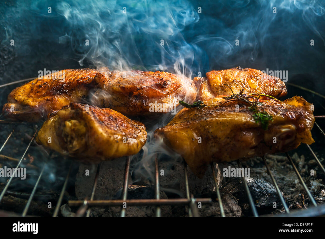 Cotte le cosce di pollo alla griglia Foto Stock