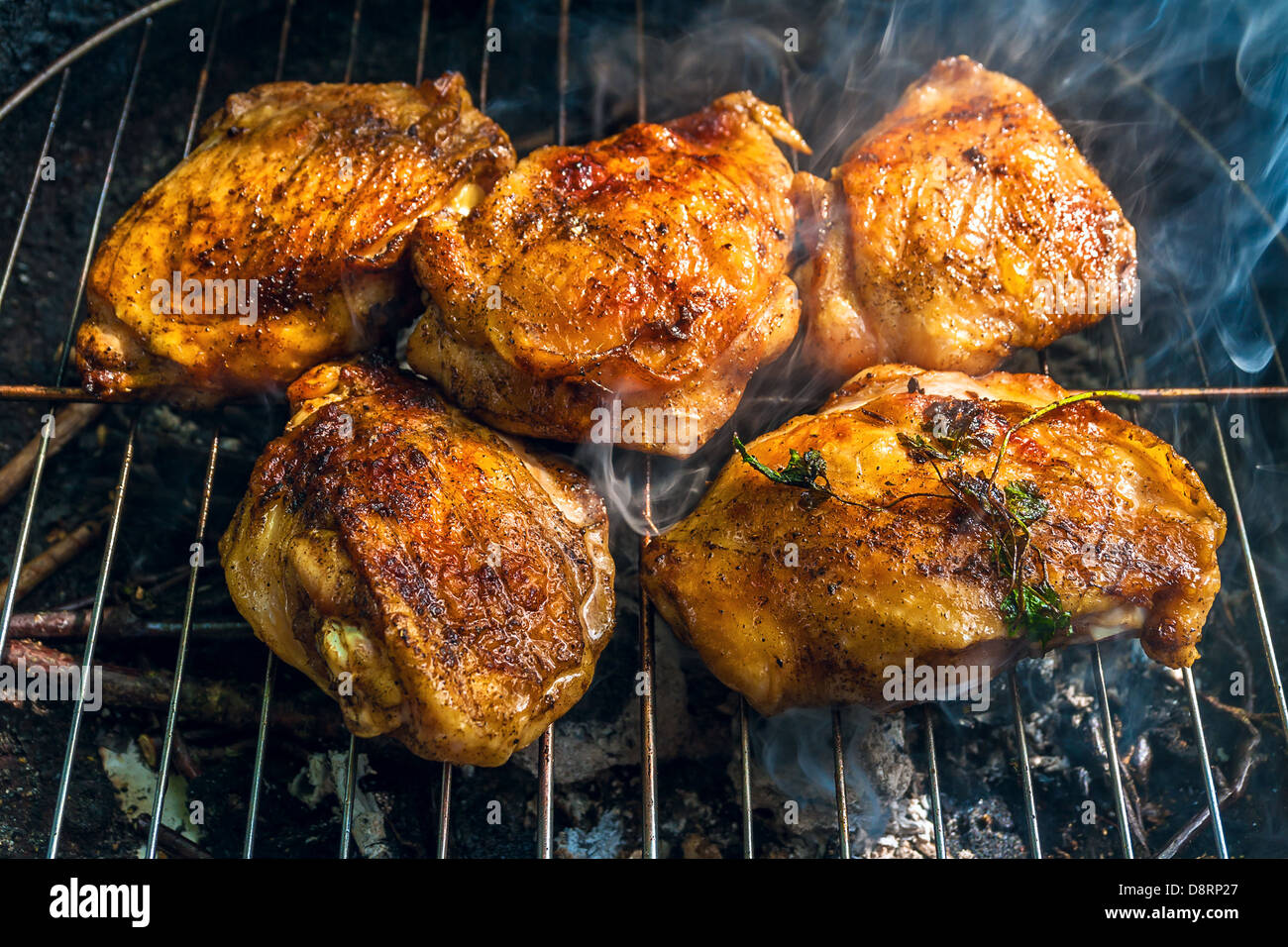 Cotte le cosce di pollo alla griglia Foto Stock